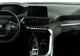 Подержанный автомобиль Peugeot 3008 2018 года (14 фото)