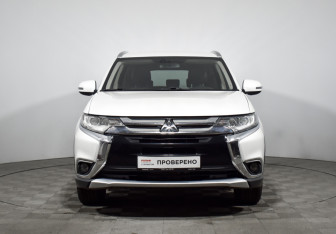Подержанный автомобиль Mitsubishi Outlander 2017 года (2 фото)
