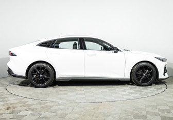 Подержанный автомобиль Changan UNI-V 2024 года (4 фото)