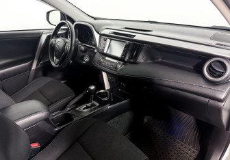 Подержанный автомобиль Toyota RAV4 2016 года (13 фото)
