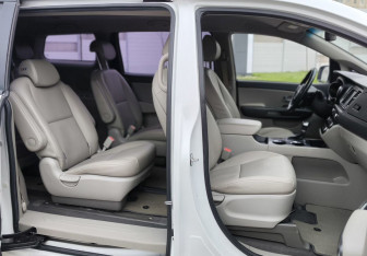 Подержанный автомобиль Kia Carnival 2019 года (13 фото)