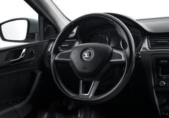 Подержанный автомобиль Skoda Rapid Liftback 2014 года (13 фото)