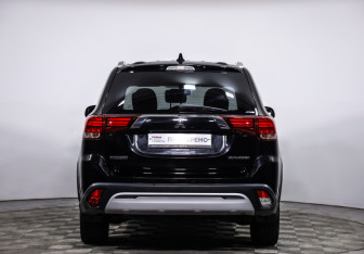 Подержанный автомобиль Mitsubishi Outlander 2019 года (6 фото)