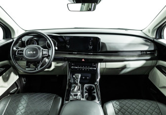 Подержанный автомобиль Kia Carnival 2021 года (13 фото)