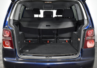 Подержанный автомобиль Volkswagen Touran 2007 года (18 фото)