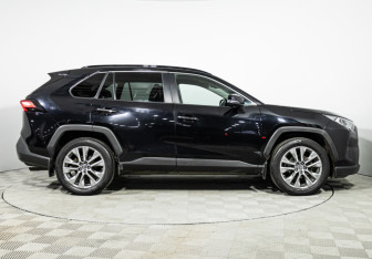 Подержанный автомобиль Toyota RAV4 2021 года (4 фото)