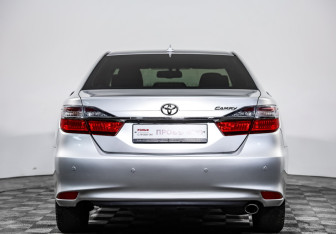 Подержанный автомобиль Toyota Camry Sedan 2017 года (6 фото)