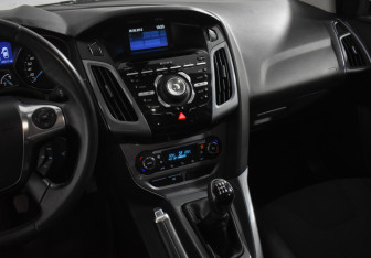 Подержанный автомобиль Ford Focus Sedan 2012 года (17 фото)