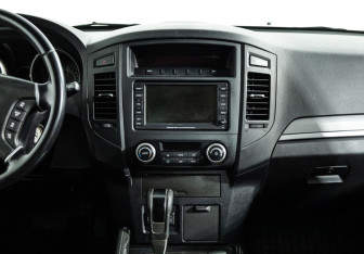 Подержанный автомобиль Mitsubishi Pajero 2010 года (14 фото)