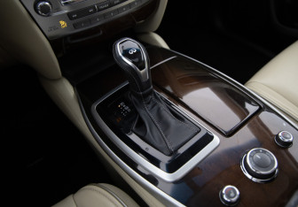 Подержанный автомобиль Infiniti QX60 2017 года (15 фото)