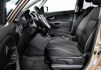 Подержанный автомобиль Kia Venga 2011 года (10 фото)