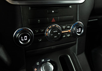 Подержанный автомобиль Land Rover Discovery 2012 года (16 фото)