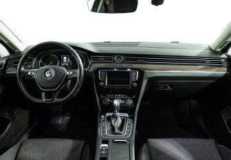 Подержанный автомобиль Volkswagen Passat Sedan 2017 года (13 фото)