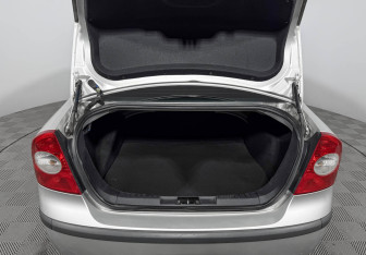 Подержанный автомобиль Ford Focus Sedan 2006 года (13 фото)