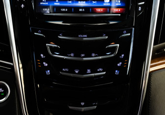 Подержанный автомобиль Cadillac Escalade Suv 2015 года (17 фото)