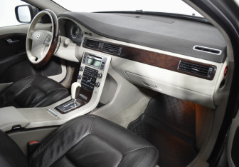 Подержанный автомобиль Volvo XC70 2008 года (12 фото)