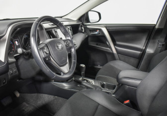 Подержанный автомобиль Toyota RAV4 2018 года (9 фото)