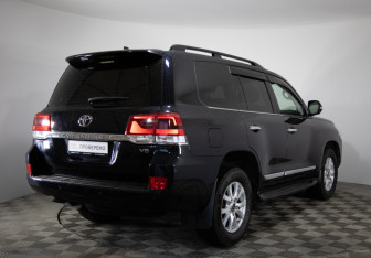 Подержанный автомобиль Toyota Land Cruiser Suv 2015 года (5 фото)