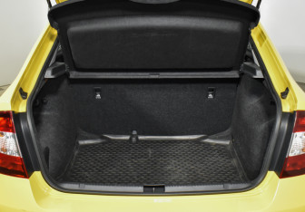 Подержанный автомобиль Skoda Rapid Liftback 2017 года (17 фото)