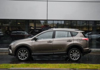 Подержанный автомобиль Toyota RAV4 2017 года (9 фото)