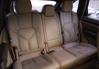 Подержанный автомобиль Porsche Cayenne 2013 года (23 фото)