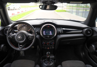 Подержанный автомобиль MINI Hatch 2020 года (11 фото)