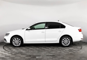 Подержанный автомобиль Volkswagen Jetta Sedan 2016 года (10 фото)