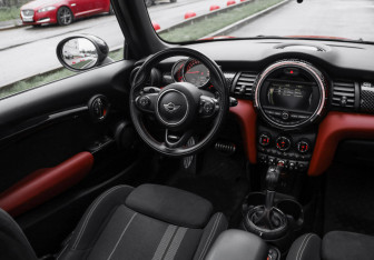 Подержанный автомобиль MINI Hatch 2016 года (11 фото)