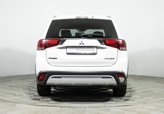 Подержанный автомобиль Mitsubishi Outlander 2019 года (6 фото)