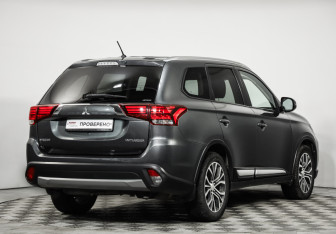 Подержанный автомобиль Mitsubishi Outlander 2016 года (5 фото)