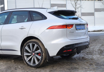 Подержанный автомобиль Jaguar F-Pace 2016 года (7 фото)