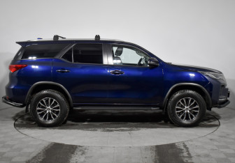 Подержанный автомобиль Toyota Fortuner 2021 года (4 фото)