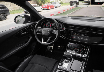 Подержанный автомобиль Audi Q8 2019 года (12 фото)