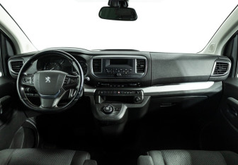 Подержанный автомобиль Peugeot Traveller 2018 года (13 фото)