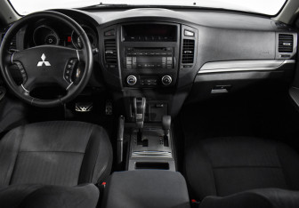 Подержанный автомобиль Mitsubishi Pajero 2013 года (19 фото)