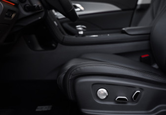 Подержанный автомобиль Hongqi H5 2023 года (28 фото)