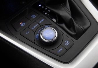 Подержанный автомобиль Toyota RAV4 2019 года (13 фото)