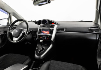Подержанный автомобиль Toyota Verso 2015 года (9 фото)