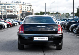 Подержанный автомобиль Chrysler 300C Sedan 2006 года (5 фото)