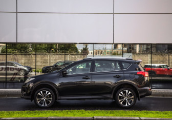 Подержанный автомобиль Toyota RAV4 2015 года (9 фото)