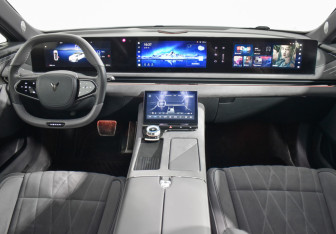 Подержанный автомобиль Voyah Passion 2023 года (13 фото)