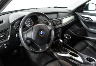Подержанный автомобиль BMW X1 2013 года (11 фото)
