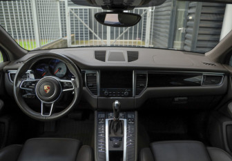 Подержанный автомобиль Porsche Macan 2016 года (11 фото)