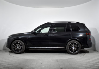 Подержанный автомобиль BMW X7 2023 года (8 фото)
