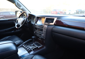 Подержанный автомобиль Lexus LX 2012 года (8 фото)