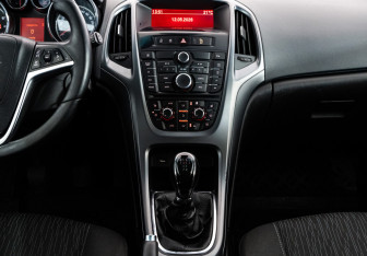 Подержанный автомобиль Opel Astra Hatchback 2012 года (14 фото)