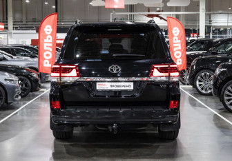 Подержанный автомобиль Toyota Land Cruiser Suv 2019 года (9 фото)