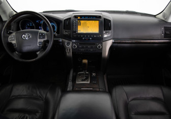 Подержанный автомобиль Toyota Land Cruiser Suv 2011 года (9 фото)