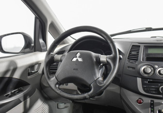 Подержанный автомобиль Mitsubishi Grandis 2008 года (15 фото)