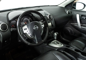 Подержанный автомобиль Nissan Qashqai 2012 года (11 фото)